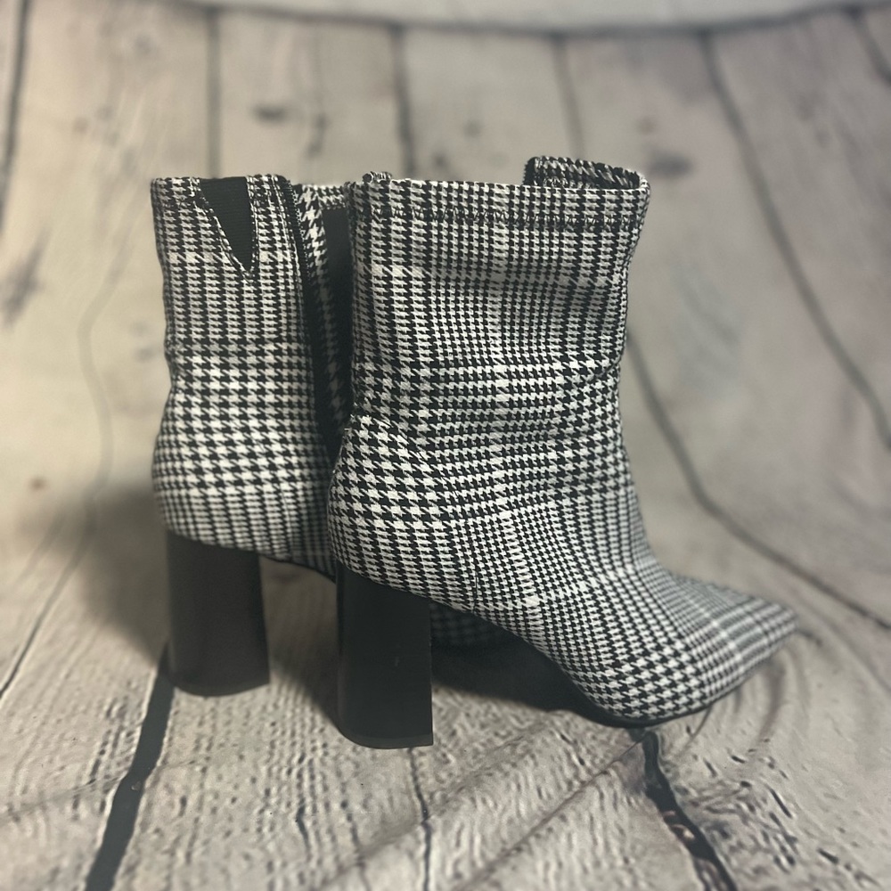 Jeffrey Campbell ankle booties
Condition: Like new/clean condition
[Size 8.5]